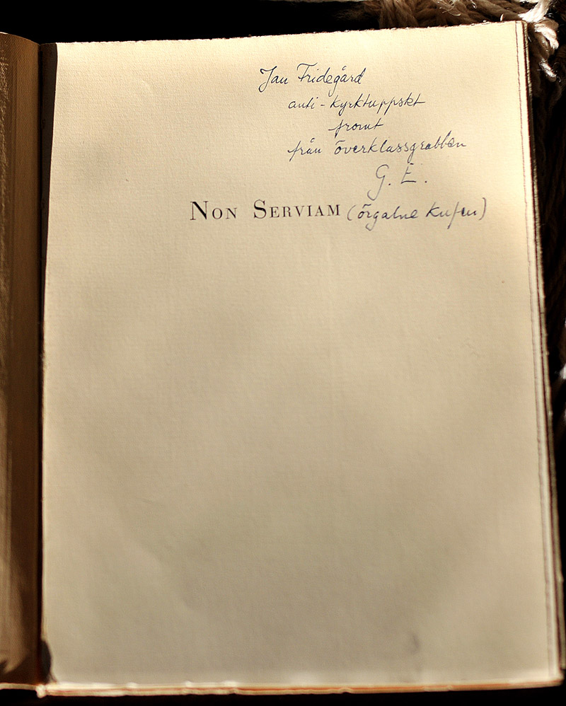 Dedikation i boken Non Serviam av Gunnar Ekelöf: Jan Fridegård, anti-kyrktuppskt fromt från överklassgrabben G.E (örgalne kufen). Foto: Jan  Wolf-Watz. 